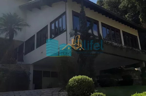 Maravilhosa casa no condomínio Marambaia na cidade de Vinhedo,  com 4 grandes suítes ensolaradas com hidro, suíte master com lareira e closet, 6 amplas salas com pé direito duplo em Ipê e Mezanino, 2 lindas lareiras, 2 cozinhas planejadas, escritório plan - Foto 2