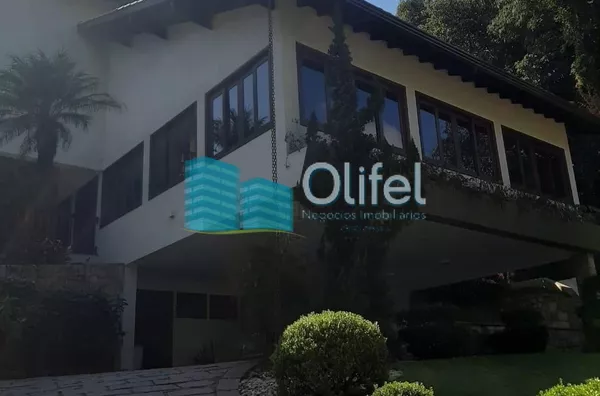 Maravilhosa casa no condomínio Marambaia na cidade de Vinhedo,  com 4 grandes suítes ensolaradas com hidro, suíte master com lareira e closet, 6 amplas salas com pé direito duplo em Ipê e Mezanino, 2 lindas lareiras, 2 cozinhas planejadas, escritório plan - Foto 2