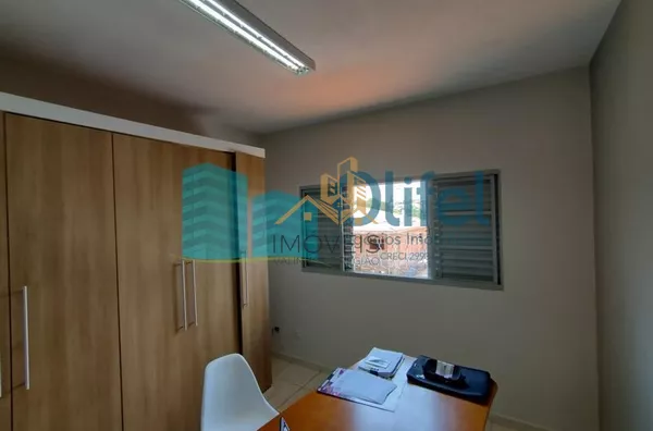 Casa assobradada com 03 dormitórios, sala de estar e jantar, cozinha ampla com armários planejados, 02 banheiros, garagem coberta para 02 veículos, lavanderia, quintal, canil,bairro aberto,  acesso rápido para a Rod. Anhanguera, apto para contratação de f - Foto 32