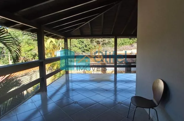 Excelente casa, estilo chácara, com belíssimo acabamento na cidade de Louveira com 1200 m² AT | 500 m² AC, sendo 03 dormitórios, sendo 1 master com closet, 03 banheiros, sala de TV, estar e jantar, lareira, adega, cozinha integrada rica em armários e i - Foto 27