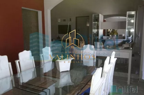 Linda casa de esquina com 3 dormitórios, sendo 1 suíte com hidromassagem, sala 2 ambientes, escritório, cozinha planejada, despensa, área gourmet, garagem para 2 carros cobertas, portão automático, bairro tranquilo. Vale a pena conferir.