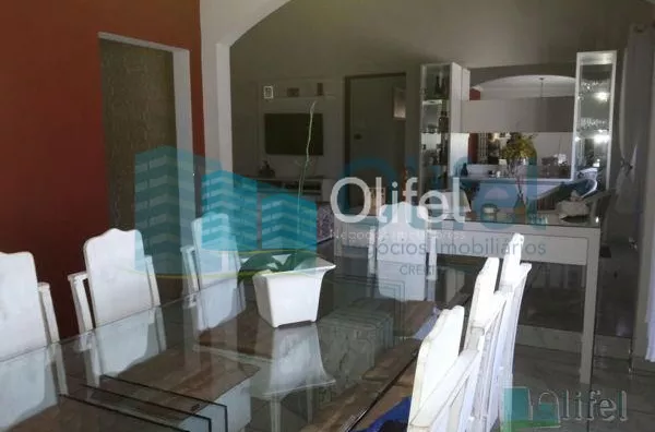 Linda casa de esquina com 3 dormitórios, sendo 1 suíte com hidromassagem, sala 2 ambientes, escritório, cozinha planejada, despensa, área gourmet, garagem para 2 carros cobertas, portão automático, bairro tranquilo. Vale a pena conferir. - Foto 4