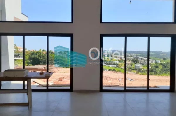 Linda casa térrea, conceito contemporâneo, com vista panorâmica privilegiada,  em um dos condomínios mais elegantes da cidade de Louveira, localizado no eixo Louveira/Vinhedo, próximo ao centro da cidade e da Rodovia Anhanguera. Construção nova e acabamen - Foto 2