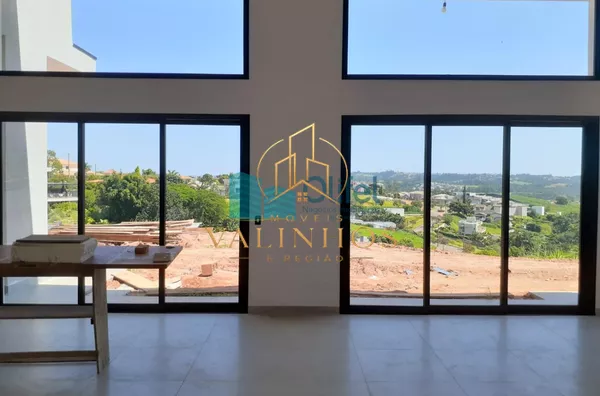 Linda casa térrea, conceito contemporâneo, com vista panorâmica privilegiada,  em um dos condomínios mais elegantes da cidade de Louveira, localizado no eixo Louveira/Vinhedo, próximo ao centro da cidade e da Rodovia Anhanguera. Construção nova e acabamen