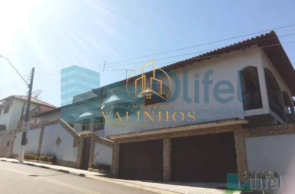Linda casa de esquina com 3 dormitórios, sendo 1 suíte com hidromassagem, sala 2 ambientes, escritório, cozinha planejada, despensa, área gourmet, garagem para 2 carros cobertas, portão automático, bairro tranquilo. Vale a pena conferir.