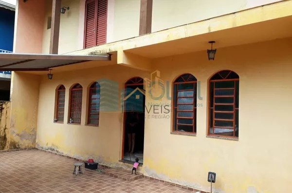 Excelente sobrado em bairro residencial na cidade de Louveira,  com 4 dormitórios, sendo 1 suíte com hidromassagem, banheiro social, sala, cozinha /copa e escritório. Edícula com 1 quarto, banheiro, cozinha e lavanderia.  Confira!!! - Foto 2