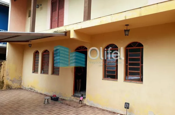 Excelente sobrado em bairro residencial na cidade de Louveira,  com 4 dormitórios, sendo 1 suíte com hidromassagem, banheiro social, sala, cozinha /copa e escritório. Edícula com 1 quarto, banheiro, cozinha e lavanderia.  Confira!!! - Foto 2