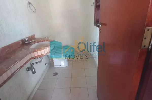 Para você que  busca uma excelente casa, assobradada, ensolarada, com ventilação natural, rua arborizada, condomínio com total segurança, acesso com identificação facial, portaria 24hs, área de lazer em uma cidade como Louveira, com estrutura, porém, mant - Foto 23