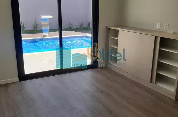 Linda casa térrea, 206m².O imóvel conta com 03 suítes com armários, sendo a suíte master com closet, escritório, lavabo, sala 2 ambientes, cozinha com armários e espaço gourmet com churrasqueira e armários, fogão cooktop  ja instalado. Piscina Aquecida. T - Foto 43