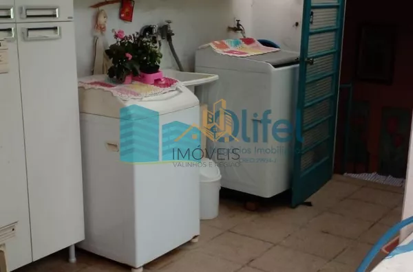 Excelente casa de esquina para comércio ou residência localizada na cidade de Jundiai em um bairro misto, próximo ao centro da cidade.  Imóvel conta com 2 dormitórios, sala, ampla cozinha com armários, lavanderia, banheiro. na parte superior um espaço cob - Foto 8