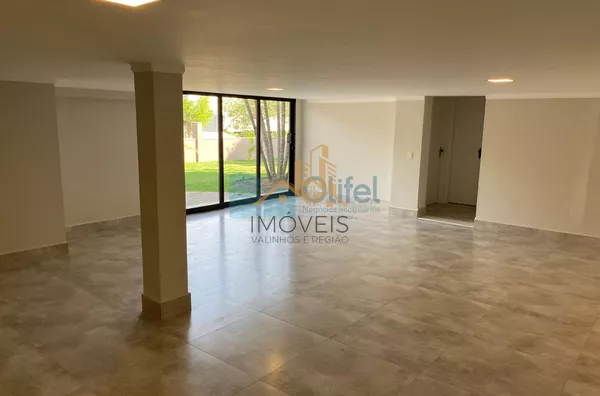 Excelente casa à venda no Condomínio São Joaquim,. Próxima ao lago, iluminação natural e muito arejada. No piso inferior a casa possui um espaço para home office, salão de jogos ou festas, 2 dormitórios e 1 suíte. No piso superior são 3 suítes sendo 1 mas - Foto 13