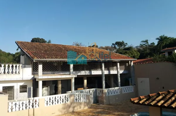 Excelente chácara  a 4 km do centro da cidade de Louveira com 03 dormitórios sendo 01 suíte, sala jantar, sala de estar, 08 vagas de garagem sendo 04 coberta, canil, campo de futsal gramado, piscina, churrasqueira, fogão e forno à lenha, lago, com uma áre - Foto 6