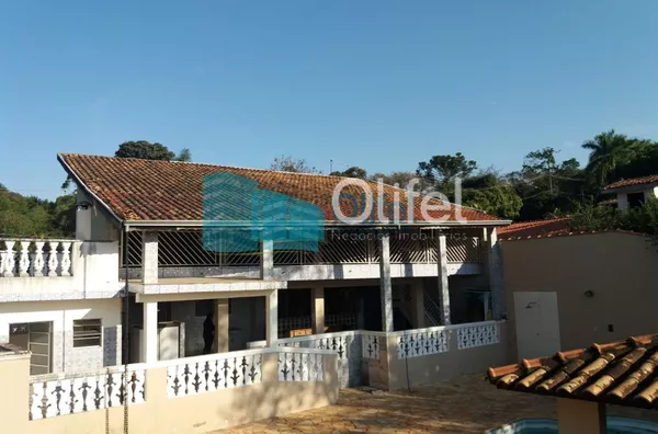 Excelente chácara  a 4 km do centro da cidade de Louveira com 03 dormitórios sendo 01 suíte, sala jantar, sala de estar, 08 vagas de garagem sendo 04 coberta, canil, campo de futsal gramado, piscina, churrasqueira, fogão e forno à lenha, lago, com uma áre - Foto 6