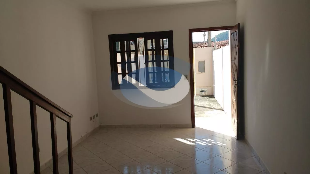 Casa à venda com 2 quartos, 70m² - Foto 2