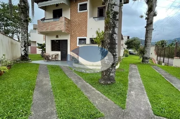 Lindo sobrado em condomínio 300m da praia - Foto 1