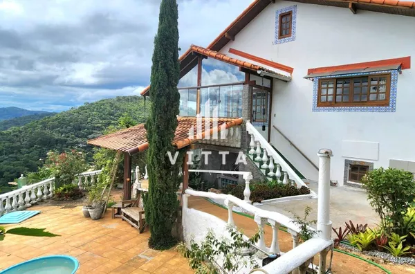 Vista com piscina