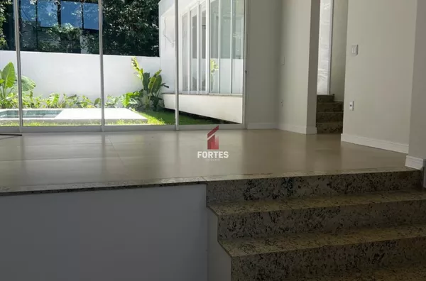 LUXUOSA CASA DE 3 QUARTOS À VENDA NO LOTEAMENTO MONTE REI!