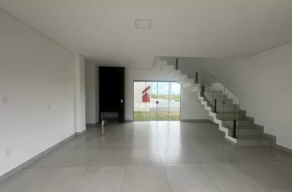 SOBRADO À VENDA, CONFORTO E PRATICIDADE AO SEU ALCANCE!