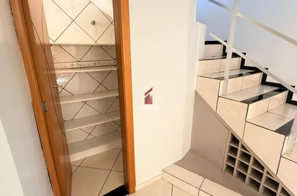 SOBRADO COM SOBRA DE TERRENO À VENDA NO BAIRRO SADIA