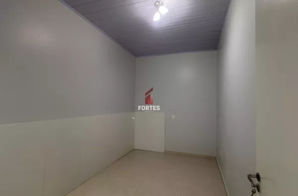 CASA DE FUNDOS PARA LOCAÇÃO NO LUTHER KING: PROXIMO AO POSTO MOSELE! - Foto 6