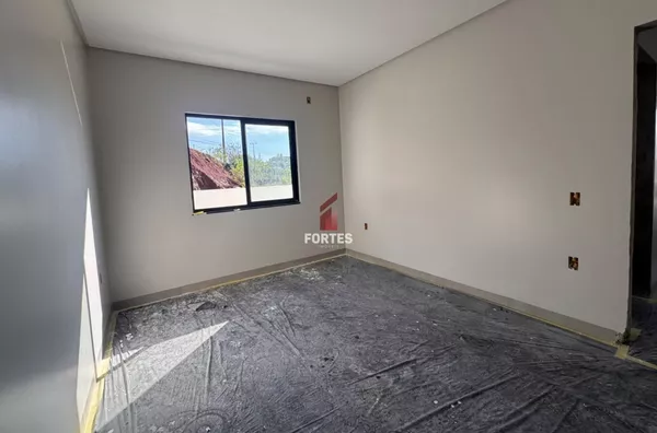 CASA EM CONSTRUÇÃO PRÓXIMO AO LAGO DO PINHEIRINHO! 