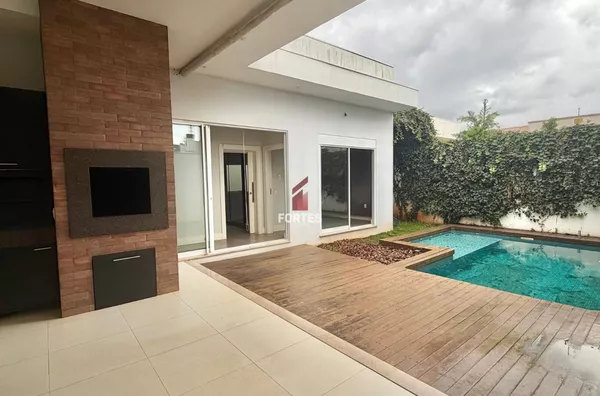 CASA DE ALTO PADRÃO À VENDA EM LOCALIZAÇÃO PRIVILEGIADA!