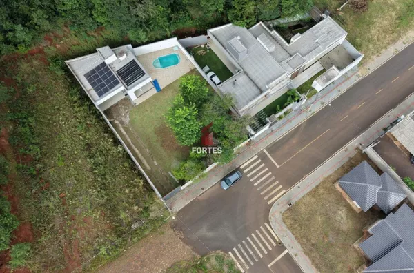 TERRENO COM EDÍCULA E PISCINA NO LOTEAMENTO PERIN.