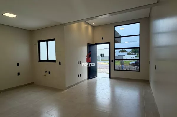 CASA COM SOBRA DE TERRENO PRÓXIMO AO LAGO DO PINHEIRINHO! 