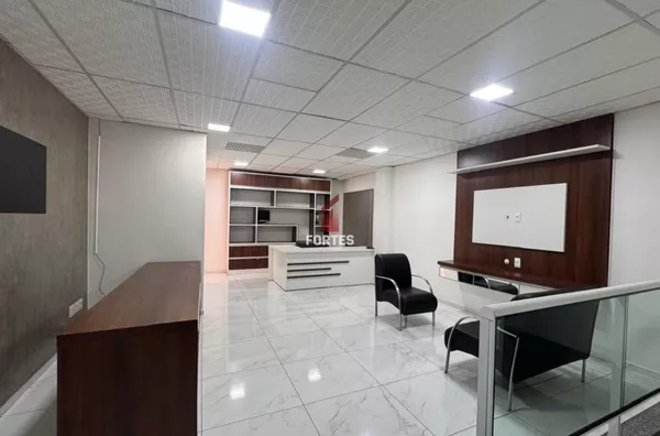 SALA COMERCIAL MOBILIADA COM AR PARA LOCAÇÃO NO CENTRO! - Foto 1