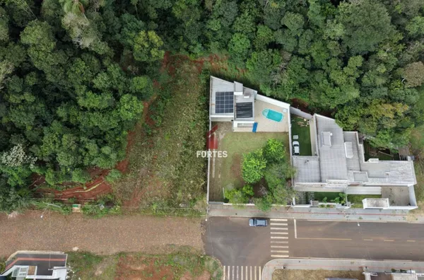 TERRENO COM EDÍCULA E PISCINA NO LOTEAMENTO PERIN.