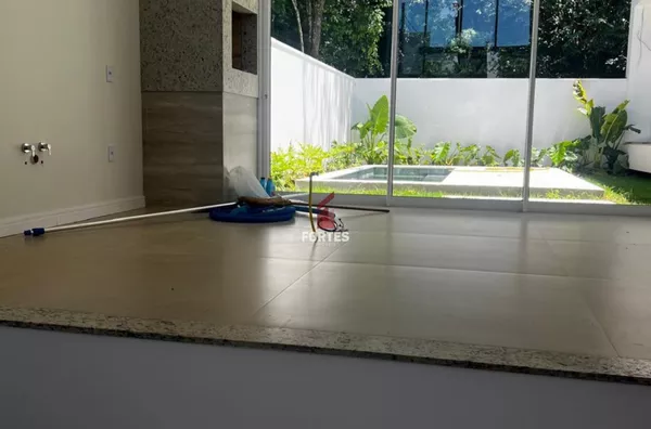 LUXUOSA CASA DE 3 QUARTOS À VENDA NO LOTEAMENTO MONTE REI!