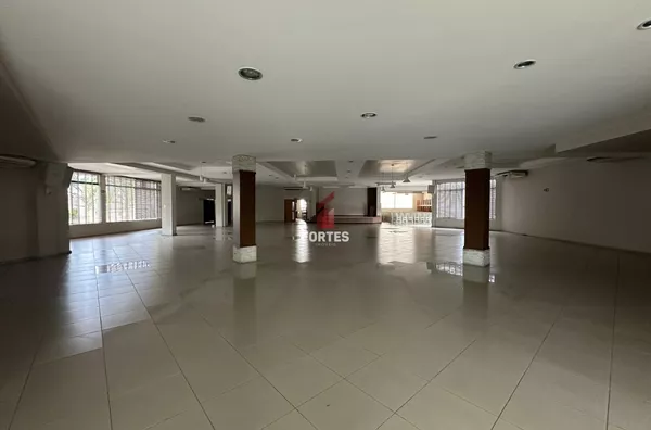 SALA COMERCIAL COM 660M² PARA LOCAÇÃO NO CENTRO: EM CIMA DA CHURRASCARIA PAMPEANA! - Foto 2