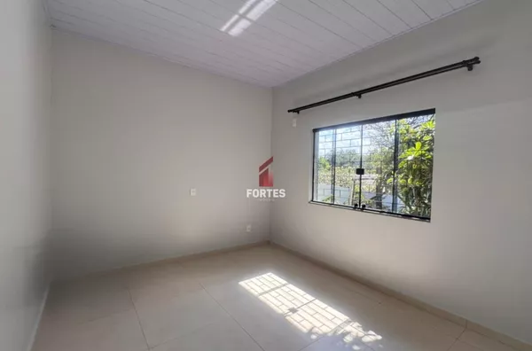 CASA DE FUNDOS PARA LOCAÇÃO NO LUTHER KING: PROXIMO AO POSTO MOSELE! - Foto 5