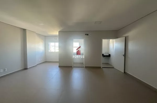 SALA COMERCIAL NOVA PARA LOCAÇÃO NO EDIFICIO BBC NO CENTRO - Foto 1