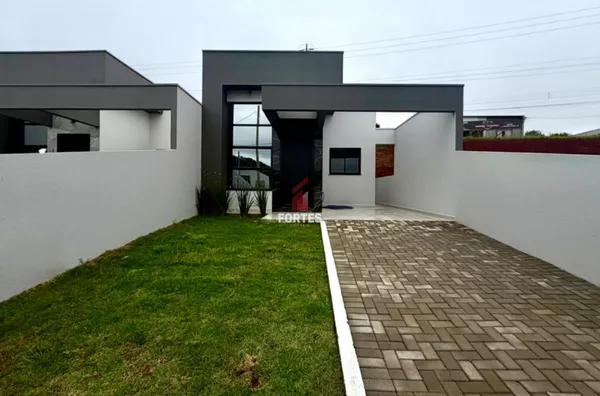 CASA COM SOBRA DE TERRENO PRÓXIMO AO LAGO DO PINHEIRINHO! 