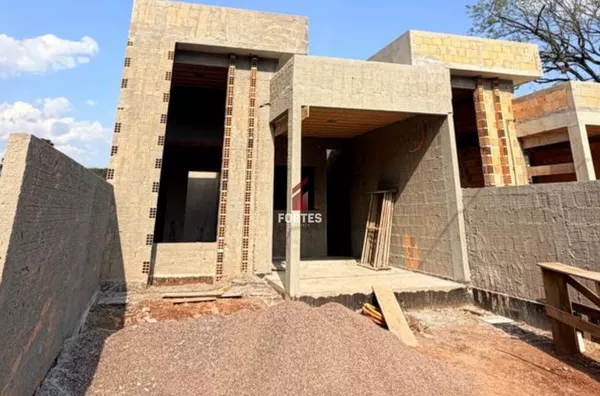 EXCELENTE CASA À VENDA EM LOCALIZAÇÃO PRIVILEGIADA! 