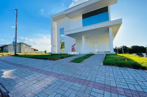 CASA DE ALTO PADRÃO EM AMPÉRE: DESIGN MODERNO, CONFORTO E ESPAÇO PARA SUA FAMÍLIA CRESCER