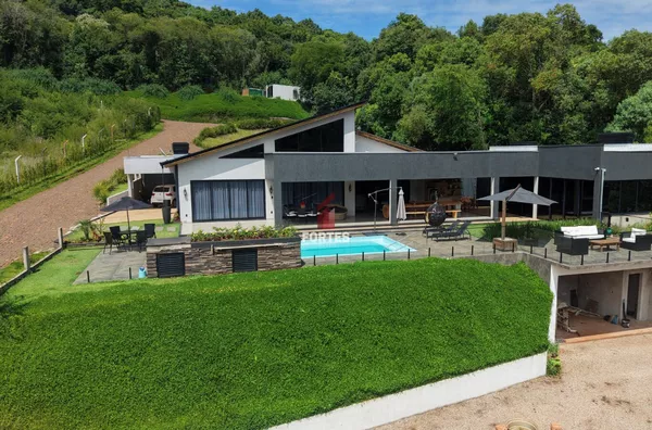 PROPRIEDADE RURAL A VENDA NA ÁGUA BRANCA: 10 MINUTOS DO CENTRO DA CIDADE!