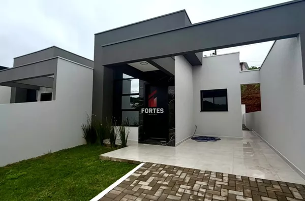 CASA COM SOBRA DE TERRENO PRÓXIMO AO LAGO DO PINHEIRINHO! 