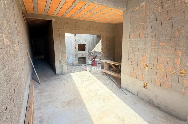 EXCELENTE CASA À VENDA EM LOCALIZAÇÃO PRIVILEGIADA! 