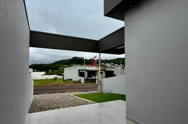 CASA COM SOBRA DE TERRENO PRÓXIMO AO LAGO DO PINHEIRINHO! 