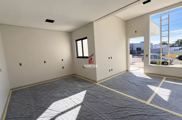 CASA EM CONSTRUÇÃO PRÓXIMO AO LAGO DO PINHEIRINHO! 