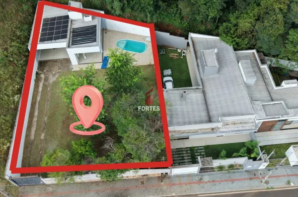 TERRENO COM EDÍCULA E PISCINA NO LOTEAMENTO PERIN.