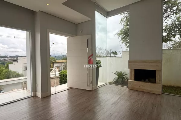 CASA DE ALTO PADRÃO À VENDA EM LOCALIZAÇÃO PRIVILEGIADA!