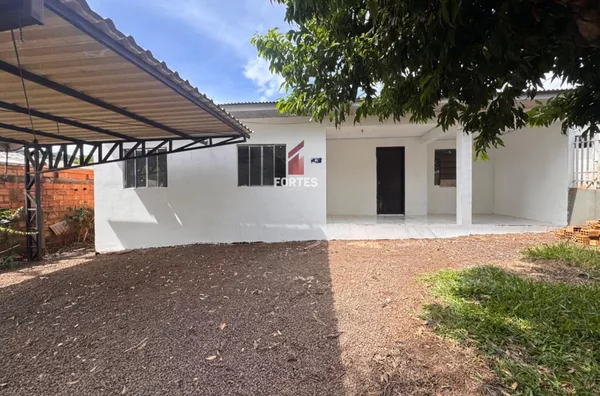 CASA COM GARAGEM COBERTA DISPONIVEL PARA LOCAÇÃO!