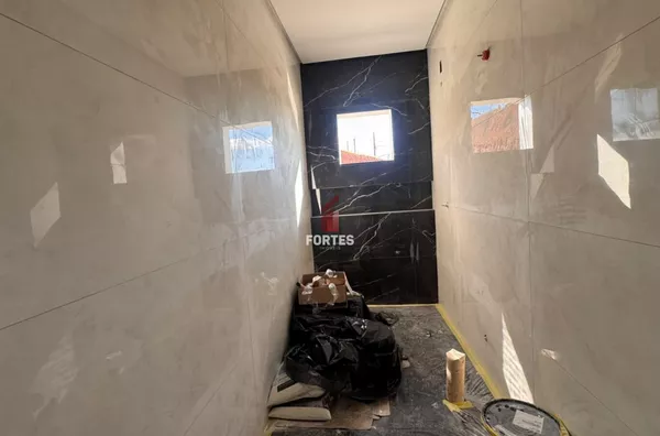 CASA EM CONSTRUÇÃO PRÓXIMO AO LAGO DO PINHEIRINHO! 