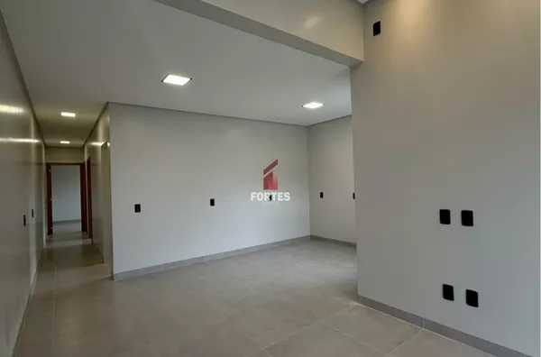 CASA COM SOBRA DE TERRENO PRÓXIMO AO LAGO DO PINHEIRINHO! 