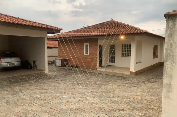 Oportunidade Única de Investimento no Anhangabaú, Jundiaí Excelente terreno de 1.200 m² com 3 casas totalmente reformadas e documentação 100% regularizada no coração do Anhangabaú.