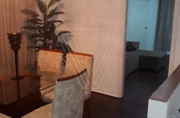 Sobrado com 2 Casas independente no Centro aceita PERMUTA por apartamento de menor valor.