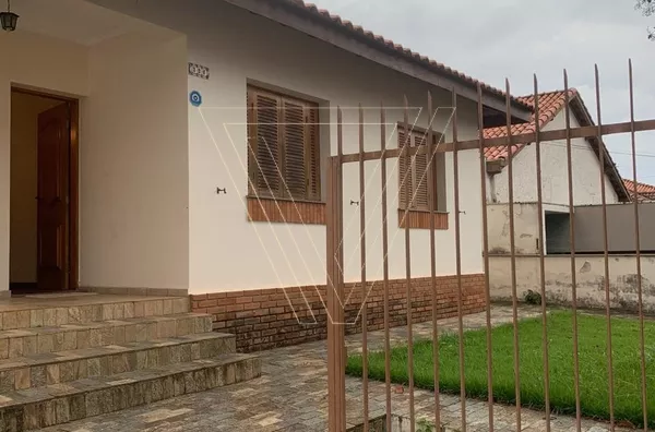 Oportunidade Única de Investimento no Anhangabaú, Jundiaí Excelente terreno de 1.200 m² com 3 casas totalmente reformadas e documentação 100% regularizada no coração do Anhangabaú.
